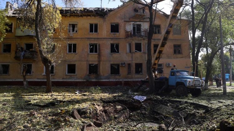 Trabalhadores de serviços comunitários consertam danos após um ataque com mísseis em Kramatorsk, região de Donetsk, em 29 de setembro de 2022. (Foto de Anatolii Stepanov / AFP)