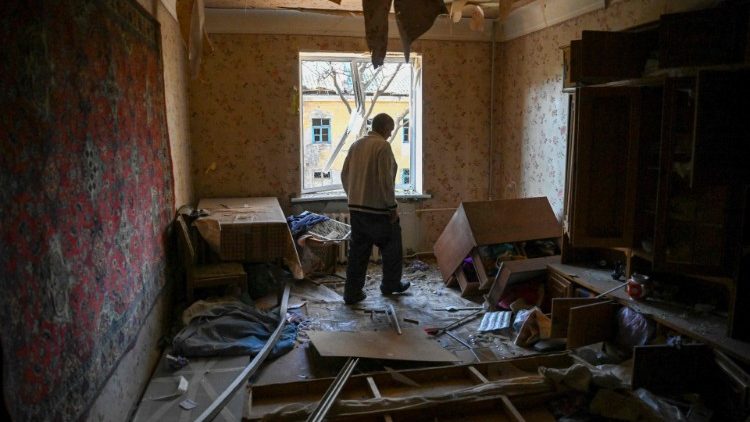 Um morador local fica dentro de um apartamento destruído em Kramatorsk, leste da Ucrânia, em 29 de setembro de 2022, em meio à invasão russa da Ucrânia. (Foto de Juan BARRETO/AFP)