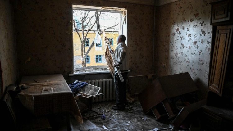 Um morador local limpa detritos dentro de um apartamento destruído em Kramatorsk, leste da Ucrânia, em 29 de setembro de 2022, em meio à invasão russa da Ucrânia. (Foto de Juan BARRETO/AFP)