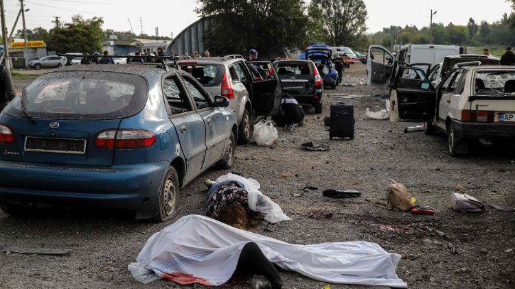 Civis mortos por um ataque com mísseis em uma estrada perto de Zaporizhzhia em 30 de setembro de 2022, em meio à invasão russa da Ucrânia. - Ucrânia em 30 de setembro, culpou Moscou por bombardear um comboio de carros civis na região sul de Zaporizhzhia que matou pelo menos 23 perto da linha de frente. O governador regional de Zaporizhzhia, Oleksandr Starukh, disse que os ataques também feriram 28 pessoas, "todos civis, moradores locais". (Foto de Kateryna Klochko/AFP)