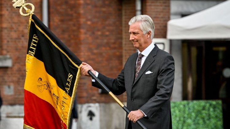 Król Belgii Filip trzymający falgę narodową tego kraju