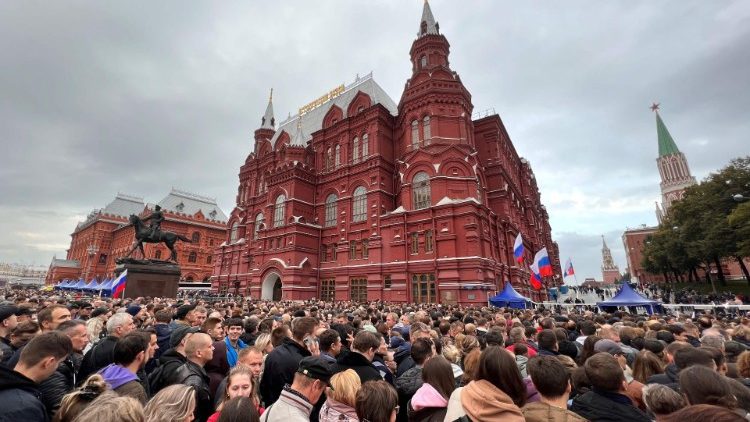 People crowd near the Kremlin in Moscow