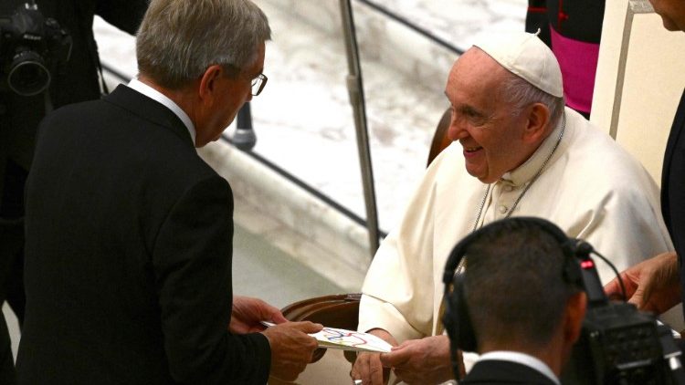 Thomas Bach, a MOB elnöke ajándékot ad át Ferenc pápának