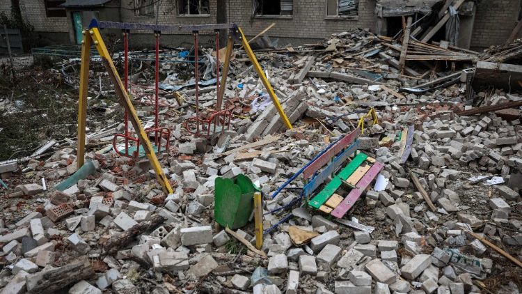 Esta fotografia tirada em 30 de setembro de 2022 mostra um playground no quintal de um prédio de apartamentos destruído na cidade de Sviatohirsk, região de Donetsk, em meio à invasão russa da Ucrânia. (Foto de ANATOLII STEPANOV/AFP)
