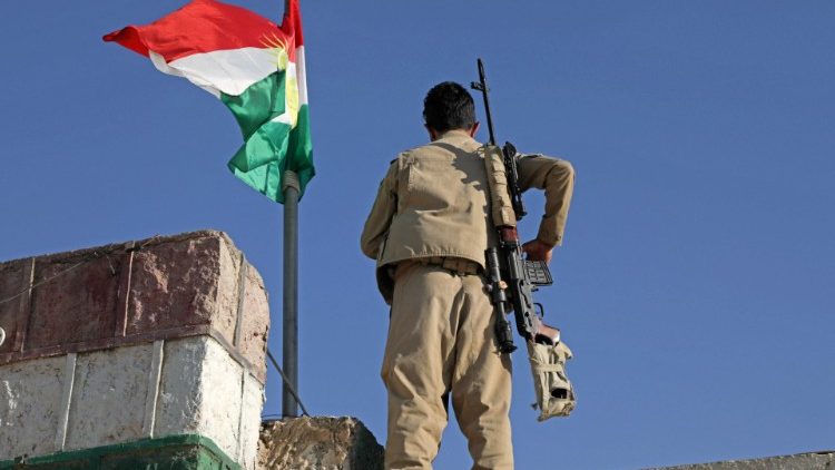 Kurdyjski peszmerg patrolujący region po irańskich atakach