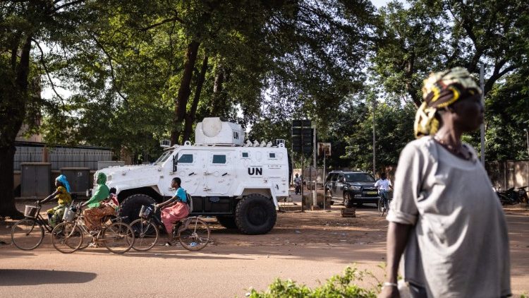Um veículo blindado das Nações Unidas (ONU) é visto perto da Embaixada da França e da Televisão Nacional em Ouagadougou, em 3 de outubro de 2022.