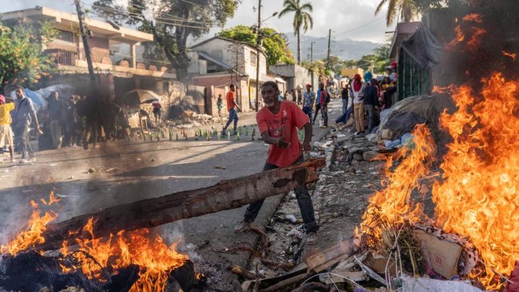 Demonstranten setzen Reifen in der Hauptstadt Port-au-Prince in Brand, um gegen den Treibstoffmangel zu protestieren