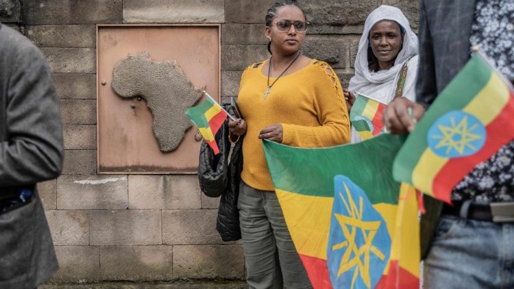 Demonstranten vor dem Gebäude der Afrikanischen Union in Addis Abeba, Äthiopien, im Oktober