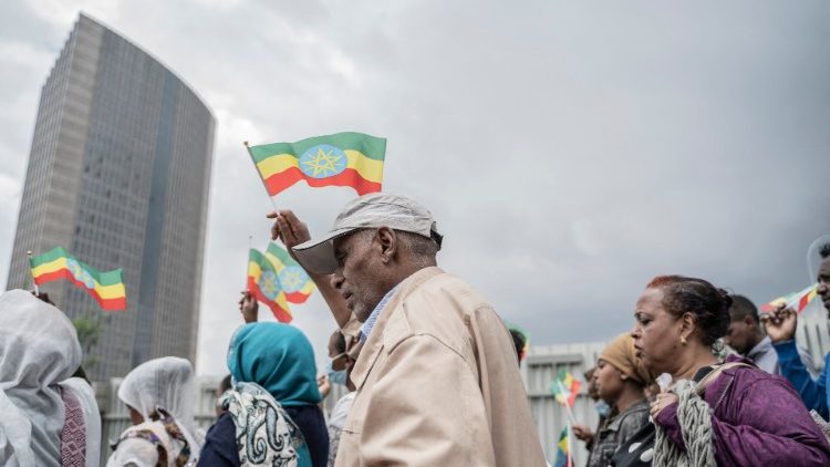 Des Éthiopiens protestent contre la reprise des combats au Tigré devant le siège de l'Union africaine à Addis Abeba.