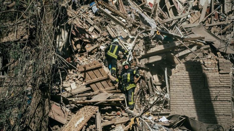 Bombeiros ucranianos estão nos escombros de um prédio à procura de sobreviventes após um ataque em Zaporizhzhia em 6 de outubro de 2022, em meio à invasão russa da Ucrânia. - Ataques russos atingiram a cidade de Zaporizhzhia, no centro da Ucrânia, em 6 de outubro, disseram autoridades, em ataques fatais que destruíram arranha-céus e deixaram uma criança ferida. (Foto de Dimitar DILKOFF/AFP)