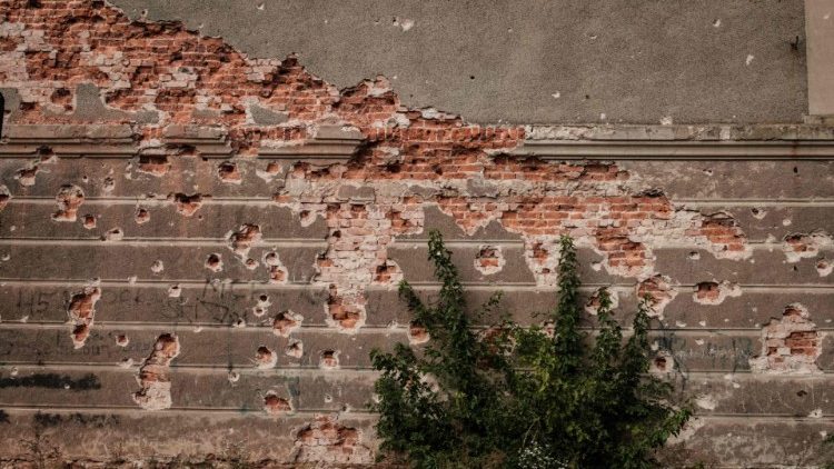 Uma parede crivada de balas é vista na cidade recentemente retomada de Lyman, na região de Donetsk, em 6 de outubro de 2022, em meio à invasão russa da Ucrânia. (Photo by Yasuyoshi CHIBA / AFP)