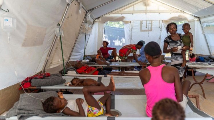 Ärzte ohne Grenzen versucht erkrankten Menschen zu helfen, Port-au-Prince, Haiti
