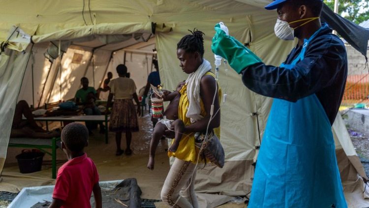 Des patients présentant des symptômes du choléra reçoivent un traitement dans une clinique gérée par Médecins sans frontières à Soleil, une commune densément peuplée de Port-au-Prince, en Haïti, le 7 octobre 2022. 