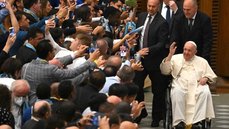 El Papa saluda a los peregrinos que llegaron para la canonización de Juan Bautista Scalabrini. 