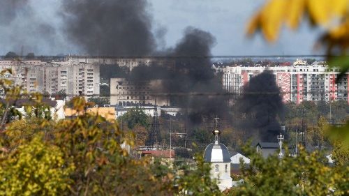 Ucrania: La misión de paz de Zuppi entre reuniones de trabajo y oración en Bucha