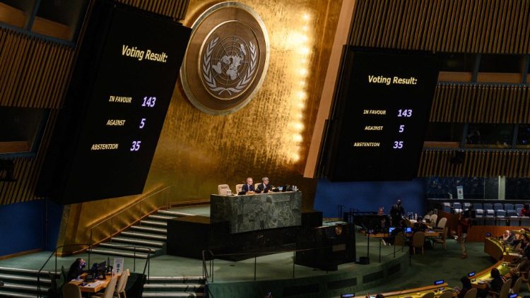 Sala Zgromadzenia Ogólnego ONZ: monitory pokazują wyniki głosowania nad rezolucją