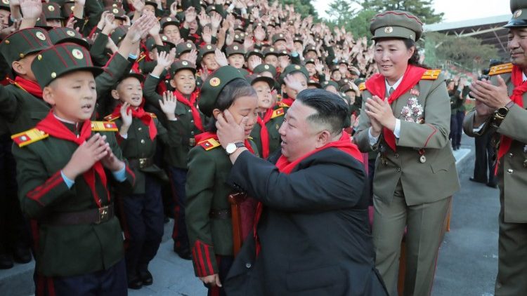 Il leader nordcoreano Kim Jong Un a una cerimonia (Afp)
