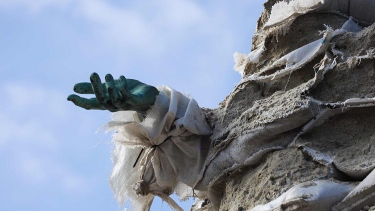 Esta fotografia mostra um fragmento da Estátua do Duque de Richelieu coberto com sacos de areia na cidade ucraniana de Odessa em 13 de outubro de 2022.