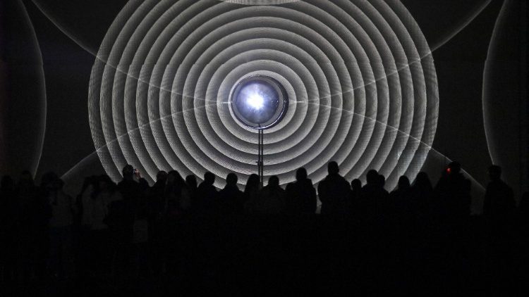Menschen sehen bei einem Festival eine Lichtprojektion in der St.-Wenzelskirche in Prag