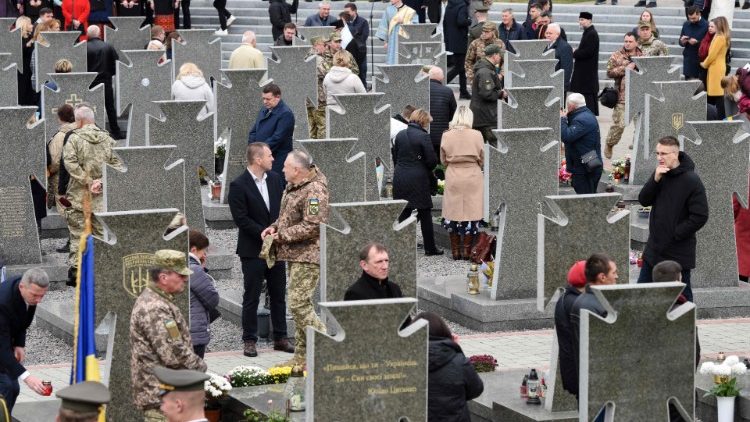 Pessoas visitam os túmulos de soldados ucranianos mortos no Cemitério Lychakiv em Lviv, para marcar o Dia dos Defensores da Ucrânia em 14 de outubro de 2022. - O presidente da Ucrânia, Volodymyr Zelensky, prometeu vitória sobre a Rússia quando seu país comemorou seu primeiro feriado do Dia dos Defensores desde o início da invasão de Moscou quase oito meses atrás. O Dia dos Defensores foi estabelecido em 2014 para substituir um feriado anterior de 23 de fevereiro de origem soviética que ainda é comemorado na Rússia. (Foto de Yuriy Dyachishyn / AFP)