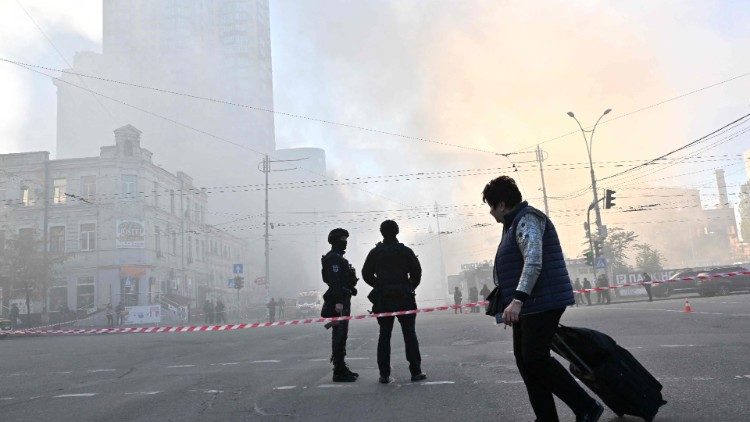 Gente nelle strade di Kiev dopo un attacco dei droni russi