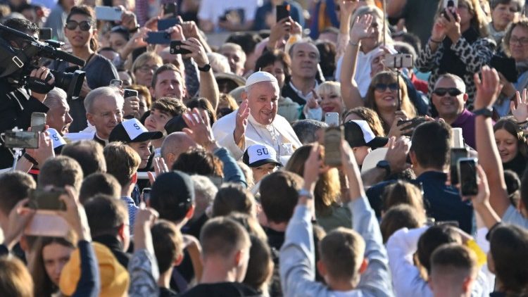 Papa Franjo pozdravlja hodočasnike na Trgu svetoga Petra