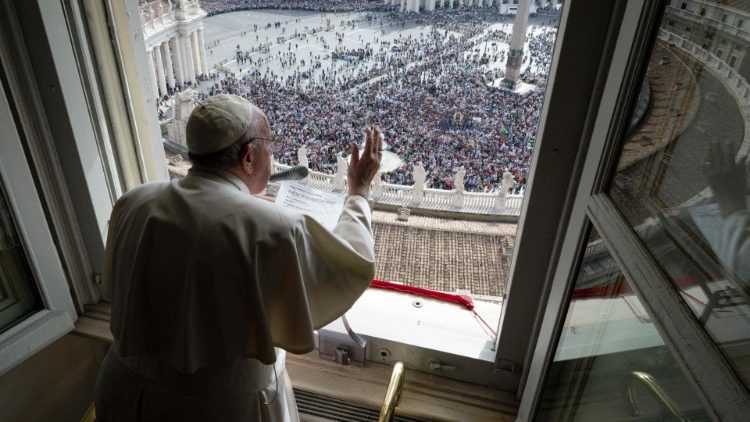 Ferenc pápa köszönti a Szent Péter téren a vasárnapi Úrangyalára egybegyűlt híveket