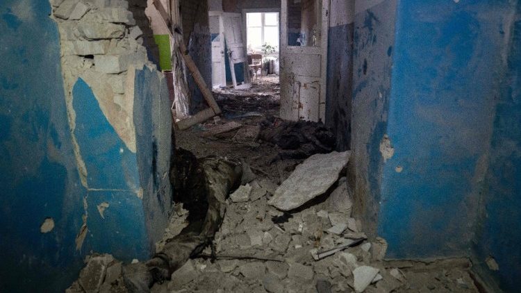 Conteúdo gráfico / Dois corpos de dois soldados russos estão no chão em um hospital destruído na vila de Petropavlivka, região de Kharkiv, em 23 de outubro de 2022. (Foto de Ihor TKACHOV / AFP)