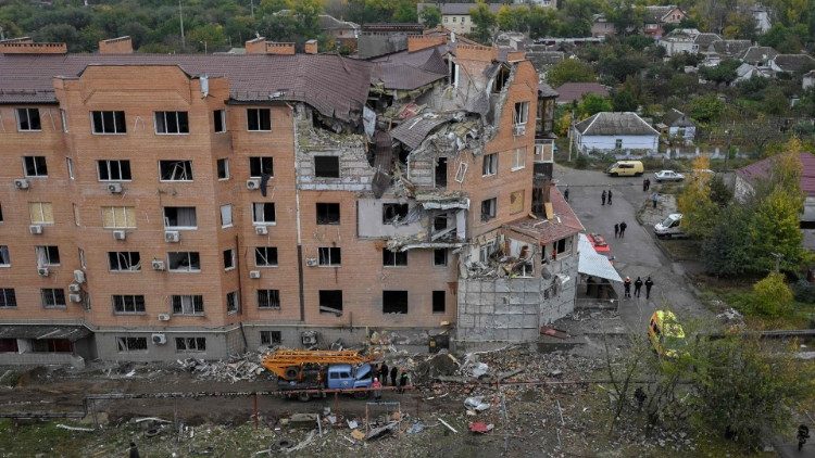Uma foto mostra um prédio danificado após um ataque com foguete em Mykolaiv em 23 de outubro de 2022 durante a invasão russa da Ucrânia. (Foto de BULENT KILIC/AFP)