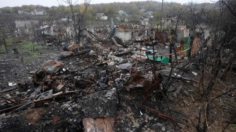 Esta fotografia tirada em 23 de outubro de 2022 mostra casas destruídas perto de Borivske, região de Kharkiv. (Foto de Yevhen TITOV/AFP)