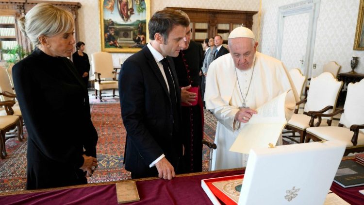Emmanuel Macron mit seiner Ehefrau Brigitte in Audienz bei Papst Franziskus