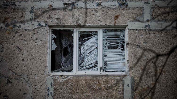 Esta fotografia tirada em 25 de outubro de 2022 mostra uma janela quebrada de um prédio residencial danificado após um bombardeio na cidade de Bakhmut, região de Donetsk, em meio à invasão russa da Ucrânia. - Após a morte de sete civis em 24 de outubro, em Bakhmut, os moradores remanescentes da pequena cidade mineira no leste da Ucrânia, devastada pelo fogo cruzado nos últimos três meses, estão se agarrando à decisão de ficar, arriscando suas vidas. (Foto de Dimitar DILKOFF/AFP)