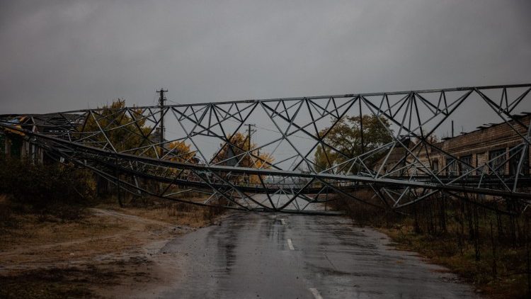 Esta fotografia tirada em 26 de outubro de 2022 mostra um poste de eletricidade destruído bloqueando uma rua da aldeia ucraniana recentemente recapturada de Yampil, leste da Ucrânia, em meio à invasão russa da Ucrânia. (Foto de Dimitar DILKOFF/AFP)