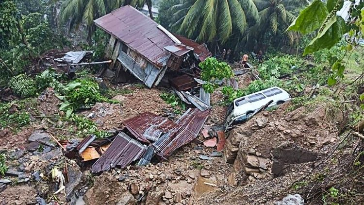  വടക്കൻ ഫിലിപ്പൈൻസിൽ ഉണ്ടായ ഭൂചലനത്തിൽ നശിച്ചു പോയ വീടുകൾ.