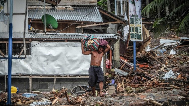 Destruição na aldeia de Kusiong, província de Maguindanao