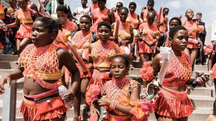 Junge Frauen im Stammeshabit kommen zur Zeremonie ins Moses Mabhida Stadion in Durban