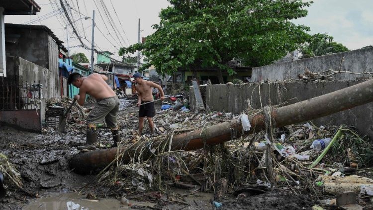 Verwüstung nach dem Tropensturm, hier in Noveleta (Cavite)