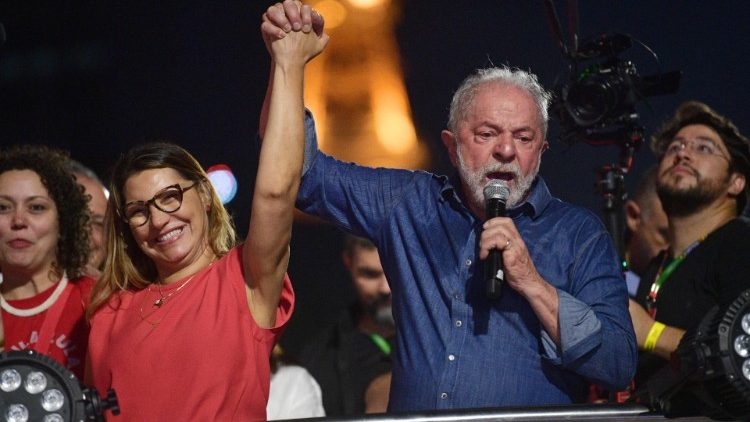 Lula da Silva con la moglie al momento della proclamazione della vittoria al ballottaggio presidenziale in Brasile