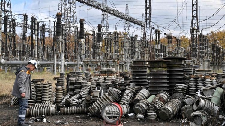 Nesta foto de arquivo tirada em 27 de outubro de 2022, um trabalhador examina os danos enquanto conserta equipamentos de linha de energia destruídos após um ataque de míssil em uma usina, em um local não revelado da Ucrânia, em meio à invasão russa da Ucrânia. - Drones russos e ataques com mísseis levaram a cortes de energia em "centenas de assentamentos" em sete regiões ucranianas em 31 de outubro, disse o primeiro-ministro Denys Shmyhal. (Foto de Sergei SUPINSKY/AFP)