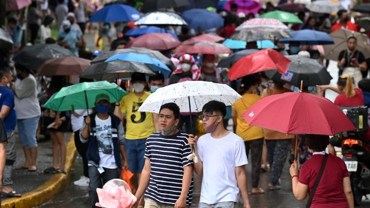 An Allerheiligen im Regen unterwegs zu einem Friedhof in Manila