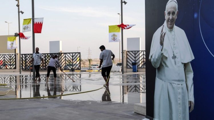 Vorbereitungen auf den Papstbesuch in Bahrain auf der Arabischen Halbinsel