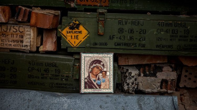 Ícone da Virgem Maria no porão do Mosteiro ortodoxo de Sviatohirsk destruído por ataque russo, no povoado de Dolina, Donetsk. (Photo by Dimitar Dilkoff/AFP_