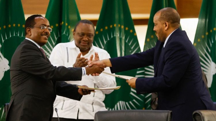 Die beiden Vertreter von Regierung und TPLF schütteln sich nach den erfolgreichen Verhandlungen in Südafrika die Hände (2.11.2022)