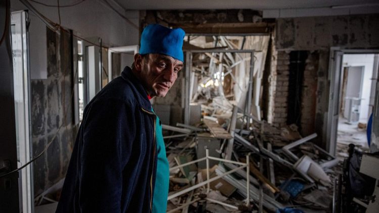 Dr Yuri Kuznetsov stoi w zniszczonej sali operacyjnej w szpitalu w Iziumie, który pracował przez cały czas rosyjskiej okupacji, 2 listopada 2022