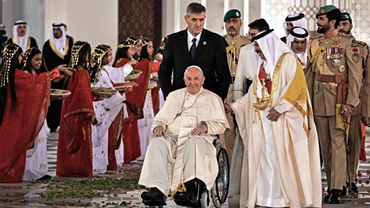 बहरीन में संत पापा फ्राँसिस का स्वागत बड़े गर्मजोशी से