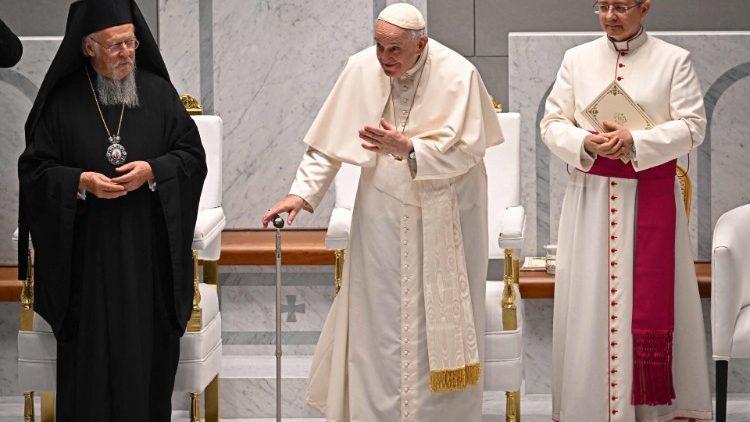 Papież Franciszek i patriarcha Konstantynopola Bartłomiej na spotkaniu ekumenicznym w Awali w Bahrajnie, 4 listopada 2022