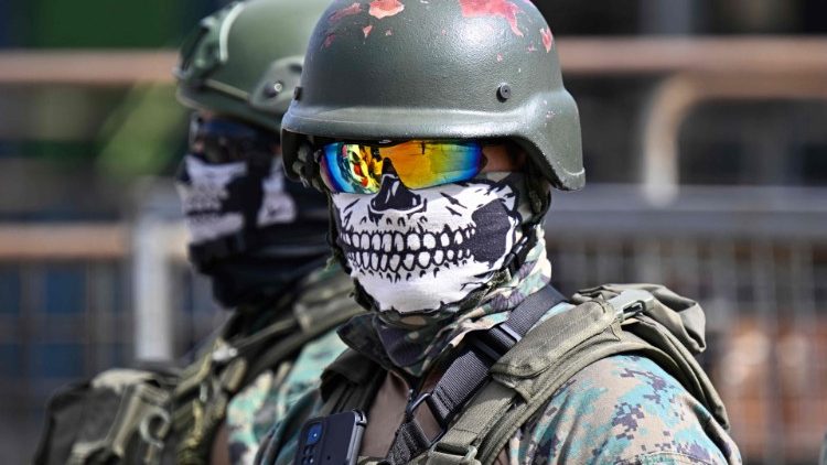 Un miembro del Ejército ecuatoriano vigila fuera de la prisión Guayas 1 tras el intento de motín en Guayaquil (4 nov)