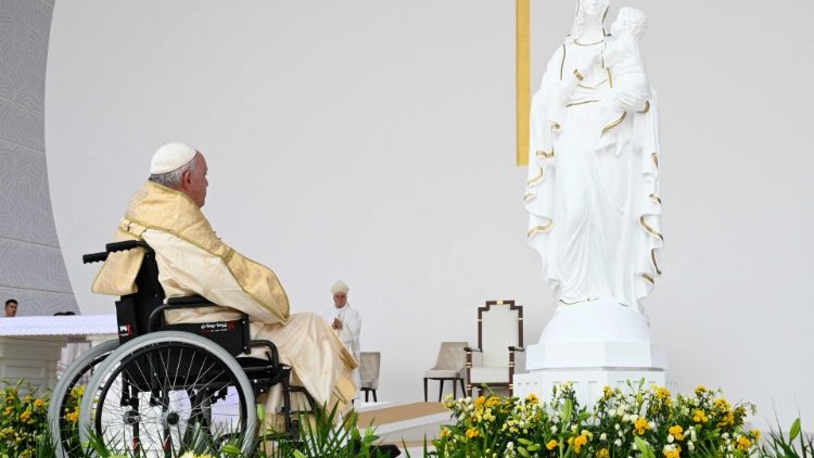 माता मरियम की प्रतिमा के सामने प्रार्थना करते संत पापा फ्राँसिस