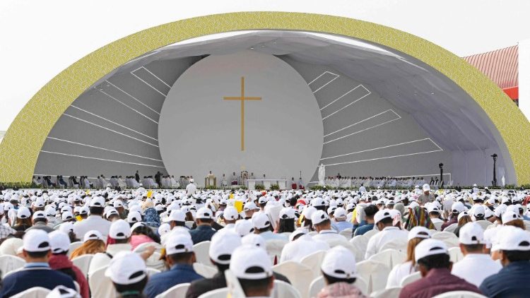 30 ezer katolikus hívő a térségből a pápai szentmisén Bahreinben  