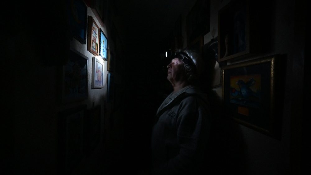 Esta fotografia tirada em 5 de novembro de 2022 mostra o fsico Igor Zhuk, 70 anos, usando sua lanterna frontal durante um corte de energia em seu prdio, no norte da capital ucraniana de Kyiv. - Desde 10 de outubro, o sistema eltrico ucraniano foi fortemente afetado por vrios ataques russos que atingiram a infraestrutura de energia. Para evitar um apag?o total, a operadora nacional Ukrenergo implementou cortes de energia programados na capital, bem como em muitas cidades e regi?es da Ucr?nia. (Foto de Sergei SUPINSKY/AFP)